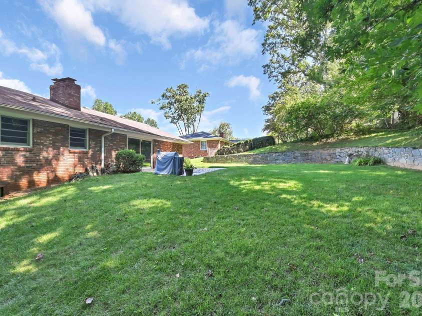 28 Glenview Road, Asheville, NC 28804.  MLS# CAR4406564, YatesRealty ID 47272. 