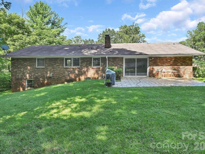 28 Glenview Road, Asheville, NC 28804.  MLS# CAR4406564, YatesRealty ID 47272. 