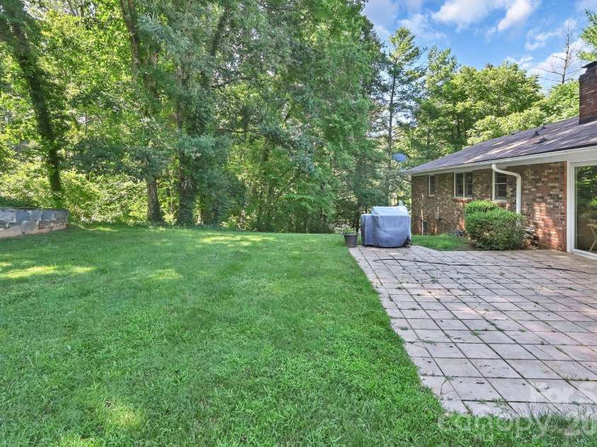 28 Glenview Road, Asheville, NC 28804.  MLS# CAR4406564, YatesRealty ID 47272. 