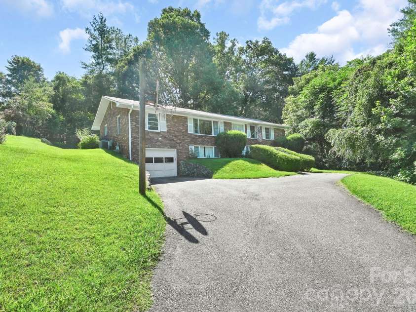 28 Glenview Road, Asheville, NC 28804.  MLS# CAR4406564, YatesRealty ID 47272. 