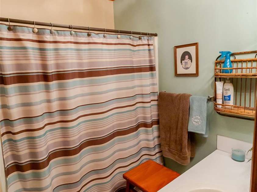 535 Holly Ridge Road, Grover, NC 28073.  MLS# CAR4183886, YatesRealty ID 4728. Hall Bath