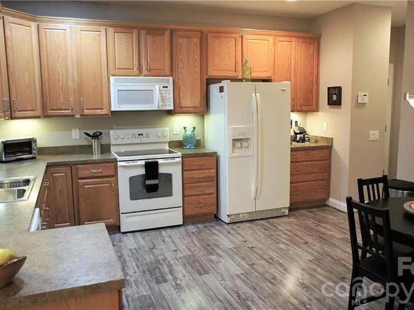 3225 Abbey Walk Lane, Matthews, NC 28105.  MLS# CAR4418549, YatesRealty ID 47307. 