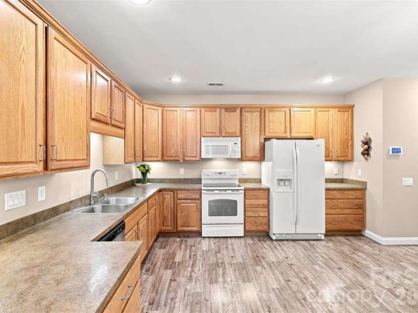 3225 Abbey Walk Lane, Matthews, NC 28105.  MLS# CAR4421215, YatesRealty ID 47307. 