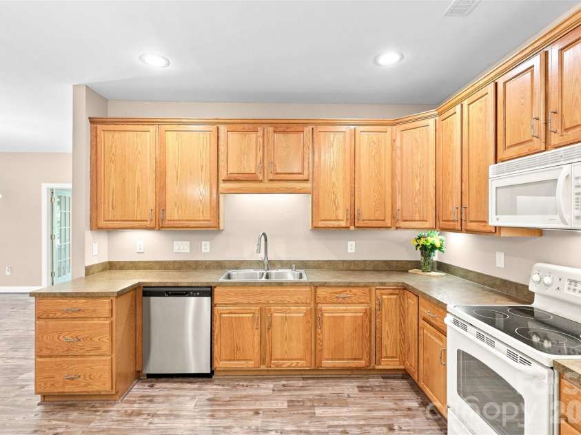 3225 Abbey Walk Lane, Matthews, NC 28105.  MLS# CAR4421215, YatesRealty ID 47307. 