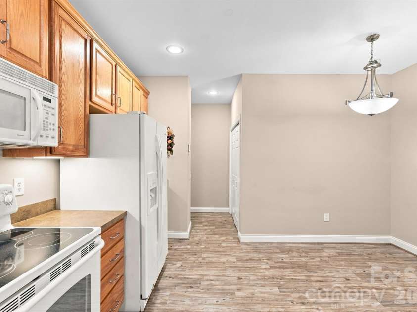 3225 Abbey Walk Lane, Matthews, NC 28105.  MLS# CAR4421215, YatesRealty ID 47307. 