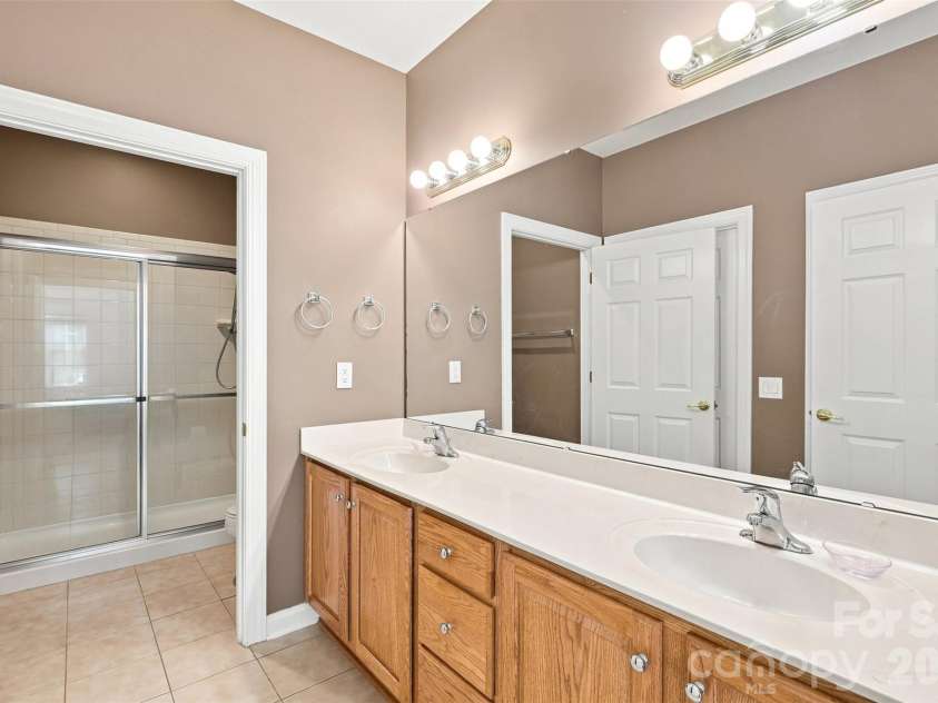 3225 Abbey Walk Lane, Matthews, NC 28105.  MLS# CAR4421215, YatesRealty ID 47307. 