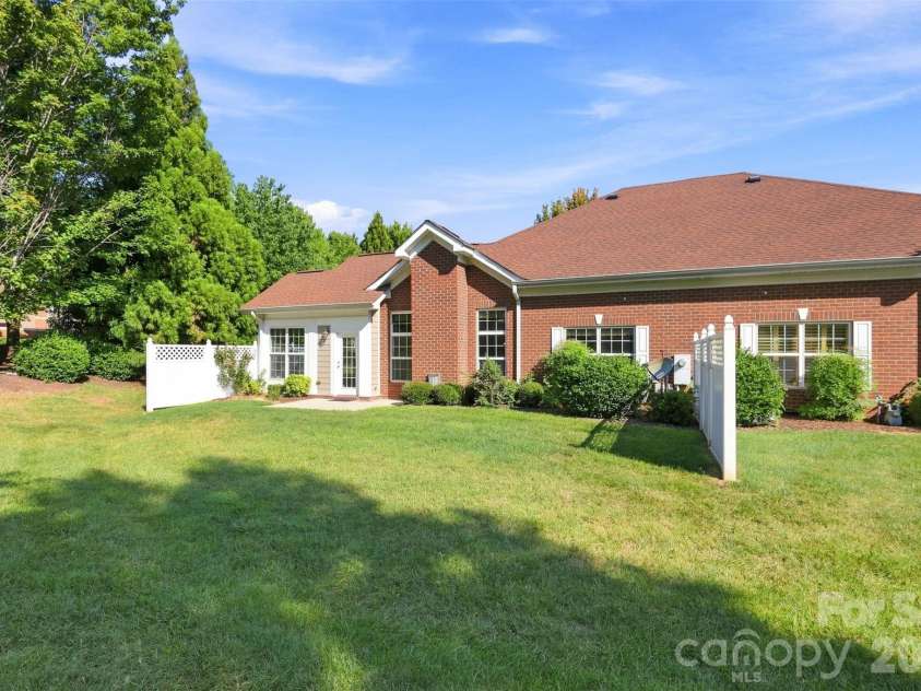 3225 Abbey Walk Lane, Matthews, NC 28105.  MLS# CAR4421215, YatesRealty ID 47307. 