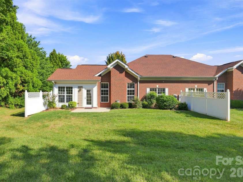 3225 Abbey Walk Lane, Matthews, NC 28105.  MLS# CAR4421215, YatesRealty ID 47307. 