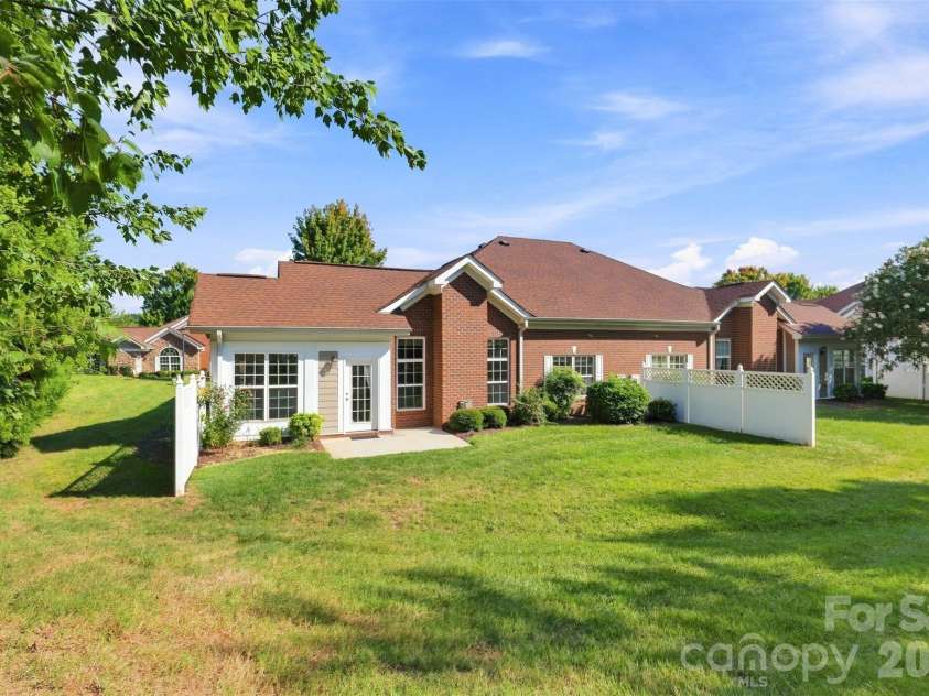 3225 Abbey Walk Lane, Matthews, NC 28105.  MLS# CAR4421215, YatesRealty ID 47307. 