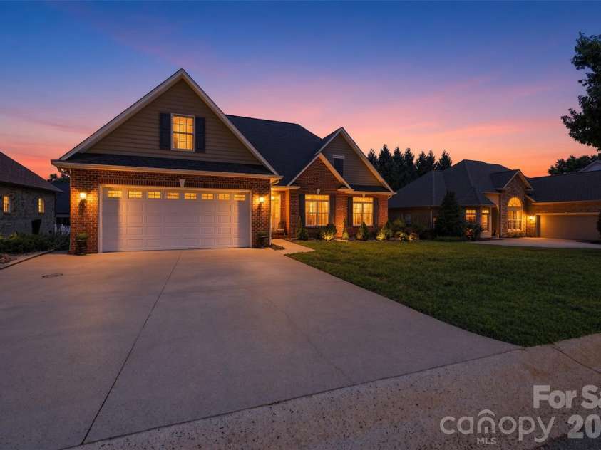 1719 30th Avenue Court, Hickory, NC 28601.  MLS# CAR4417050, YatesRealty ID 47309. 