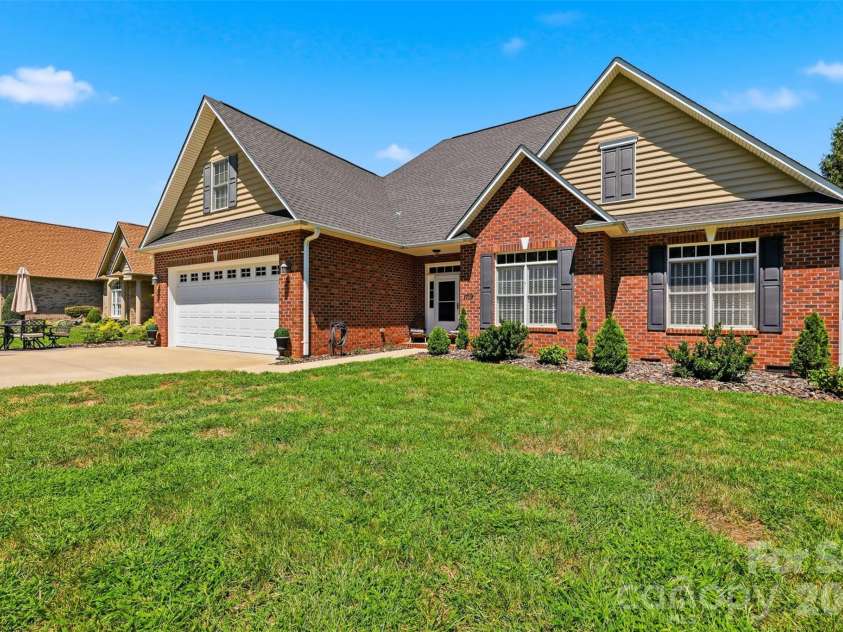 1719 30th Avenue Court, Hickory, NC 28601.  MLS# CAR4417050, YatesRealty ID 47309. 