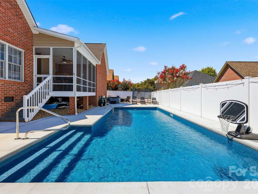 1719 30th Avenue Court, Hickory, NC 28601.  MLS# CAR4417050, YatesRealty ID 47309. 