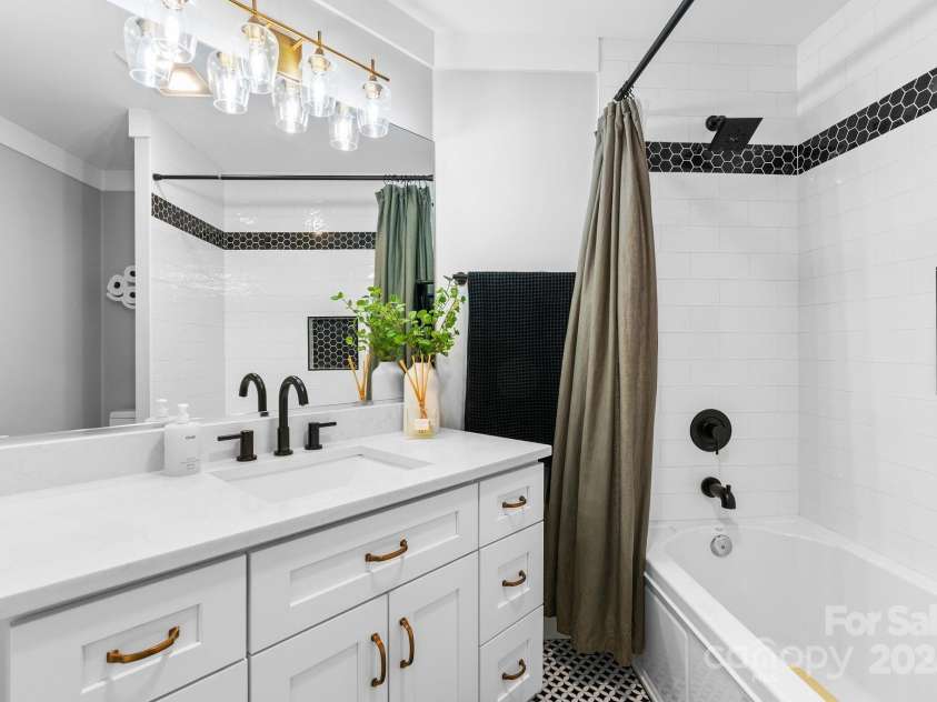 27 Ridge Glen Lane, Leicester, NC 28748.  MLS# CAR4304688, YatesRealty ID 4731. 