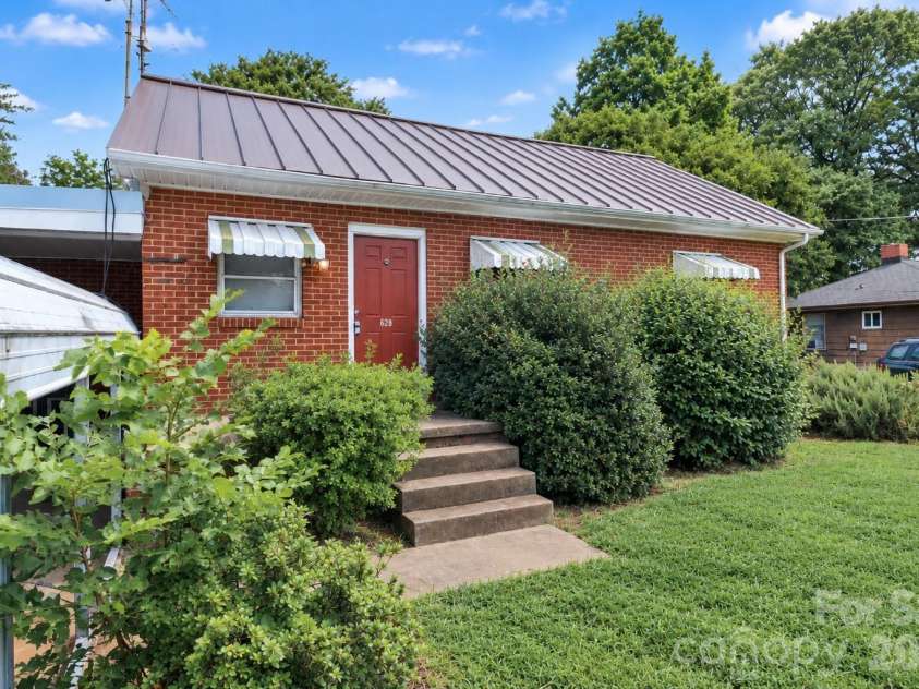 628 Kelly Street, Statesville, NC 28677.  MLS# CAR4419102, YatesRealty ID 47310. 