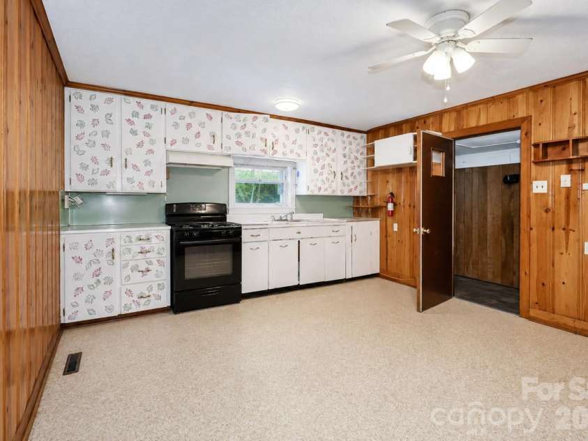 628 Kelly Street, Statesville, NC 28677.  MLS# CAR4419102, YatesRealty ID 47310. 