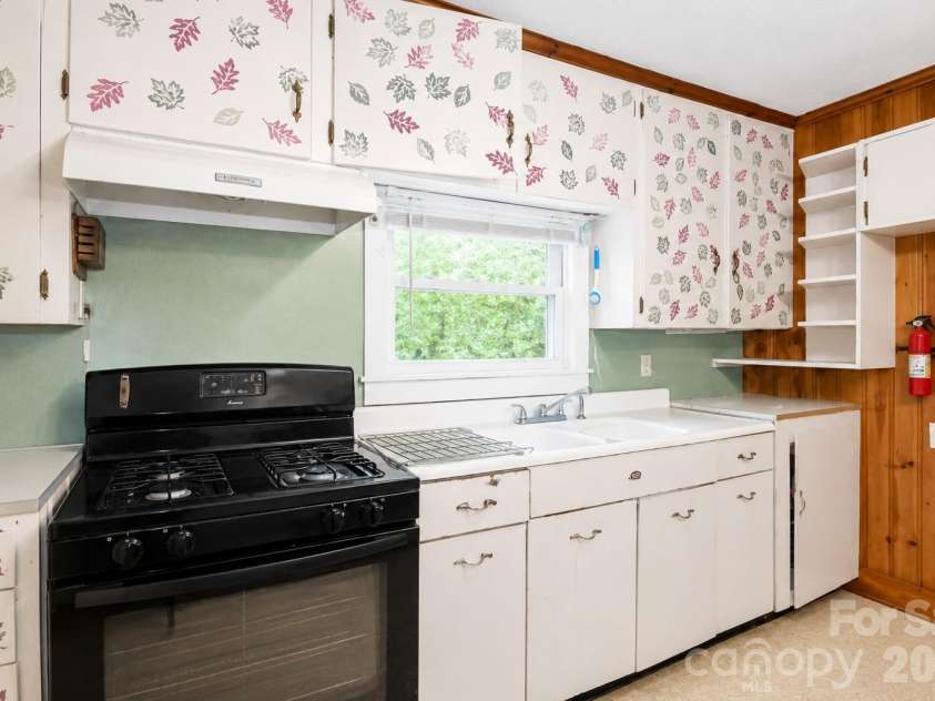628 Kelly Street, Statesville, NC 28677.  MLS# CAR4419102, YatesRealty ID 47310. 