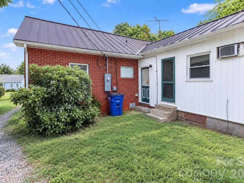628 Kelly Street, Statesville, NC 28677.  MLS# CAR4419102, YatesRealty ID 47310. 
