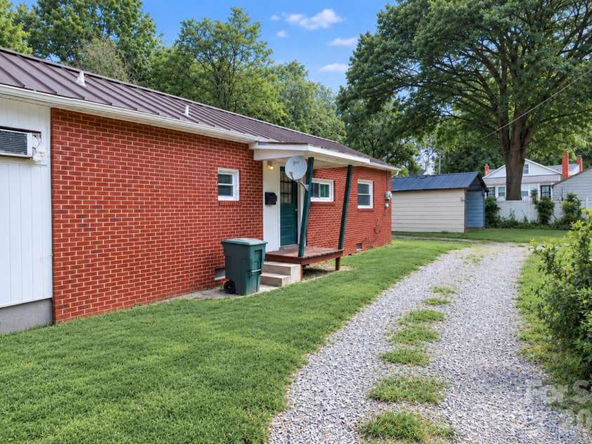 628 Kelly Street, Statesville, NC 28677.  MLS# CAR4419102, YatesRealty ID 47310. 