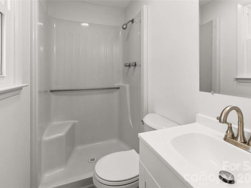 2474 Cedar Valley Drive, Conover, NC 28613.  MLS# CAR4342521, YatesRealty ID 4732. Primary Bathroom