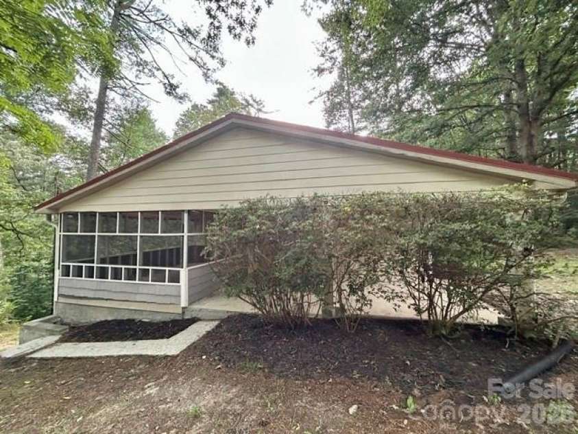 62 Kinard Lane, Penrose, NC 28766.  MLS# CAR4418956, YatesRealty ID 47323. 