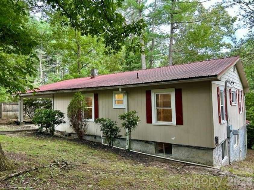 62 Kinard Lane, Penrose, NC 28766.  MLS# CAR4418956, YatesRealty ID 47323. 