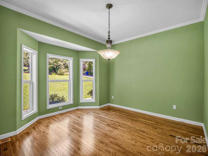 69 Ivy Lane, Fletcher, NC 28732.  MLS# CAR4417704, YatesRealty ID 47332. Dining