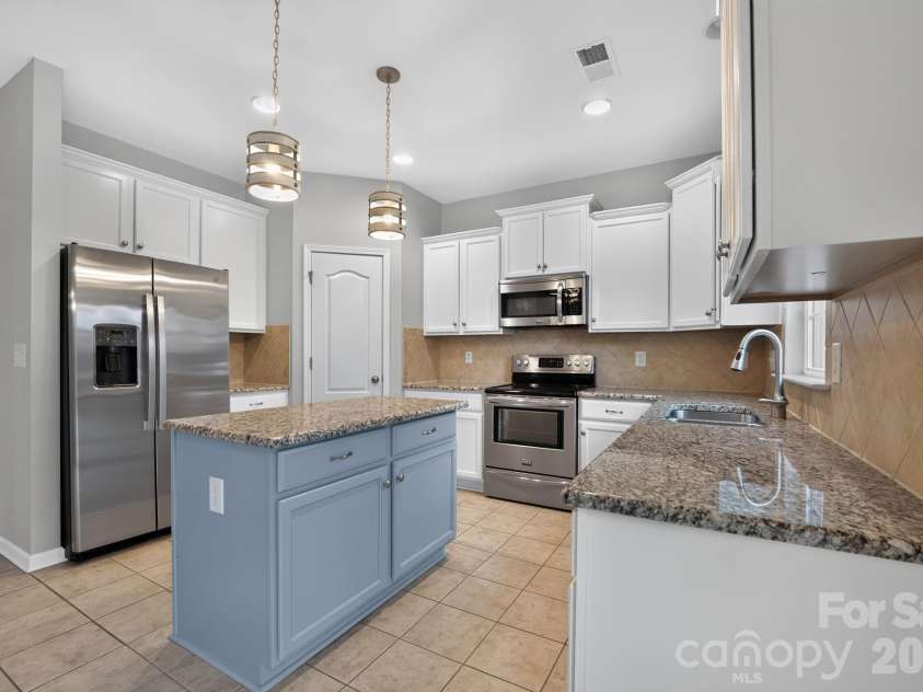 8224 Kelburn Lane, Charlotte, NC 28273.  MLS# CAR4419014, YatesRealty ID 47333. 