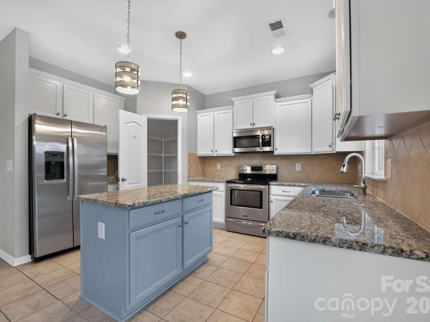 8224 Kelburn Lane, Charlotte, NC 28273.  MLS# CAR4419014, YatesRealty ID 47333. 