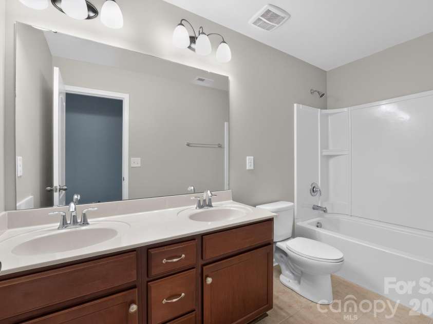 8224 Kelburn Lane, Charlotte, NC 28273.  MLS# CAR4419014, YatesRealty ID 47333. Hall Bath