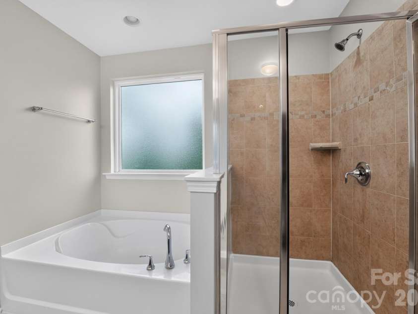8224 Kelburn Lane, Charlotte, NC 28273.  MLS# CAR4419014, YatesRealty ID 47333. Primary bath