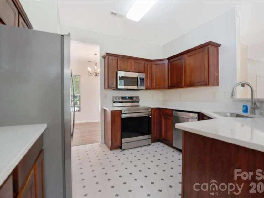 423 Mountain Quail Drive, Charlotte, NC 28216.  MLS# CAR4419011, YatesRealty ID 47334. 