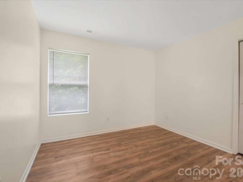 423 Mountain Quail Drive, Charlotte, NC 28216.  MLS# CAR4419011, YatesRealty ID 47334. 