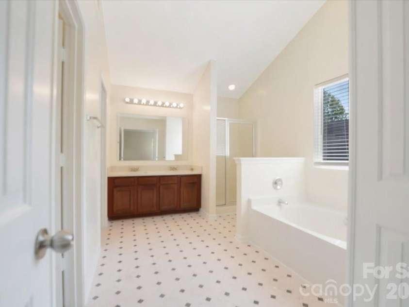 423 Mountain Quail Drive, Charlotte, NC 28216.  MLS# CAR4419011, YatesRealty ID 47334. 