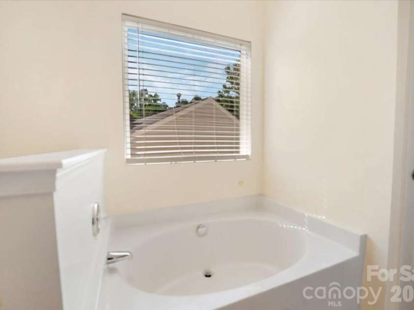 423 Mountain Quail Drive, Charlotte, NC 28216.  MLS# CAR4419011, YatesRealty ID 47334. 