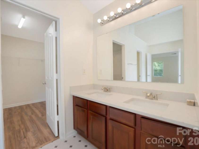 423 Mountain Quail Drive, Charlotte, NC 28216.  MLS# CAR4419011, YatesRealty ID 47334. 