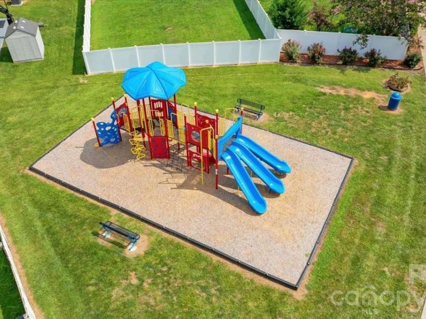 423 Mountain Quail Drive, Charlotte, NC 28216.  MLS# CAR4419011, YatesRealty ID 47334. 
