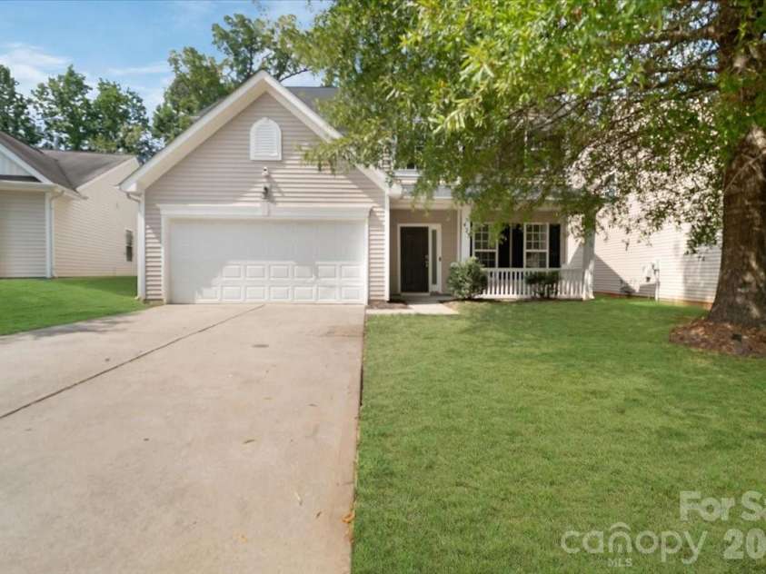 423 Mountain Quail Drive, Charlotte, NC 28216.  MLS# CAR4419011, YatesRealty ID 47334. Digitally Enhanced Lawn