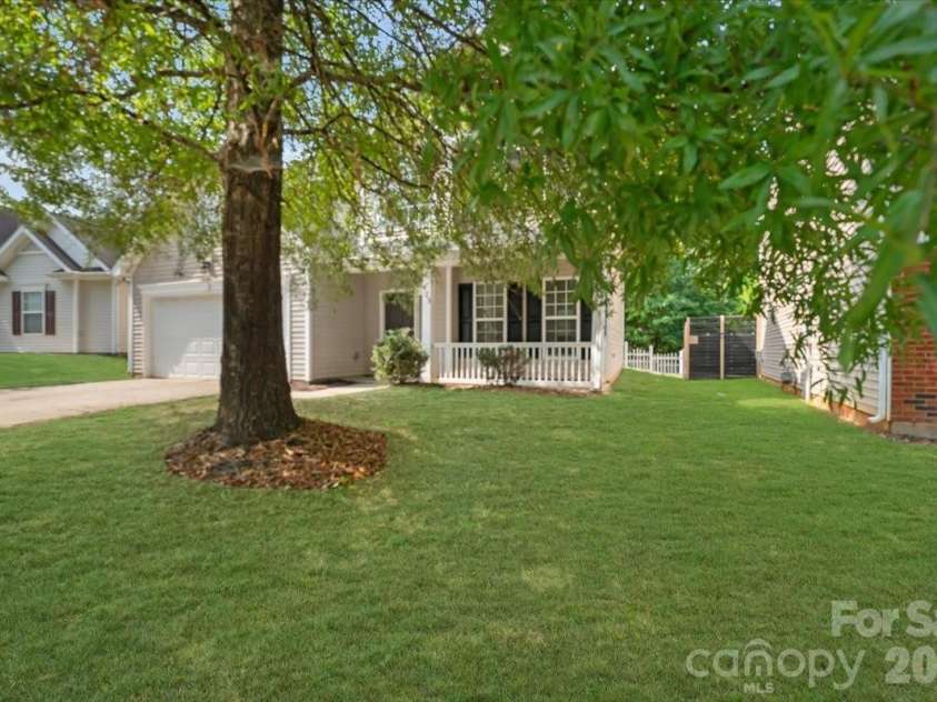 423 Mountain Quail Drive, Charlotte, NC 28216.  MLS# CAR4419011, YatesRealty ID 47334. Digitally Enhanced Lawn