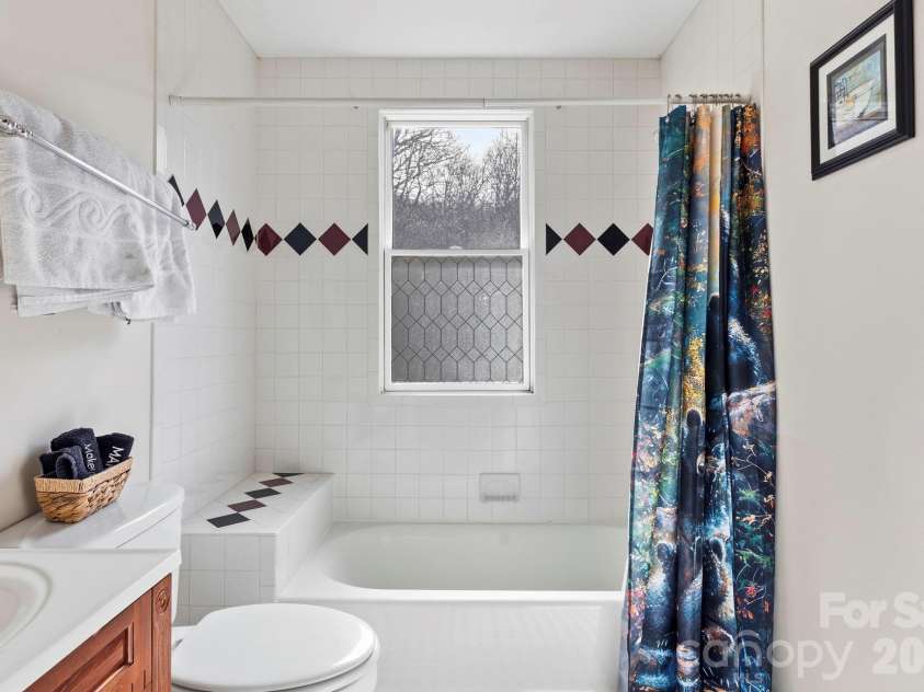 11 Roberts Drive, Swannanoa, NC 28778.  MLS# CAR4352970, YatesRealty ID 4734. 2nd level full bathroom