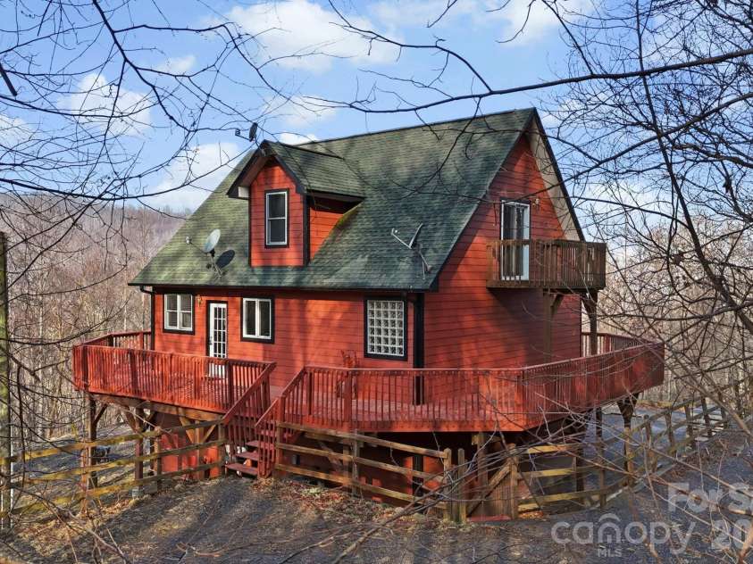 11 Roberts Drive, Swannanoa, NC 28778.  MLS# CAR4352970, YatesRealty ID 4734. 