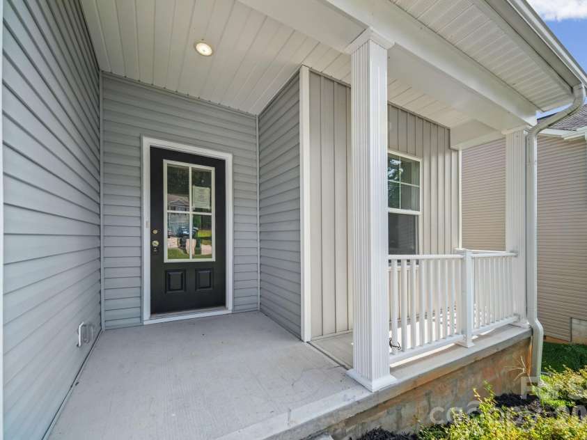 7725 Lane Drive, Charlotte, NC 28212.  MLS# CAR4395827, YatesRealty ID 47342. Front Porch