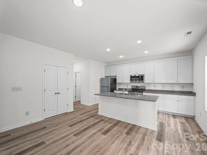7725 Lane Drive, Charlotte, NC 28212.  MLS# CAR4395827, YatesRealty ID 47342. Kitchen