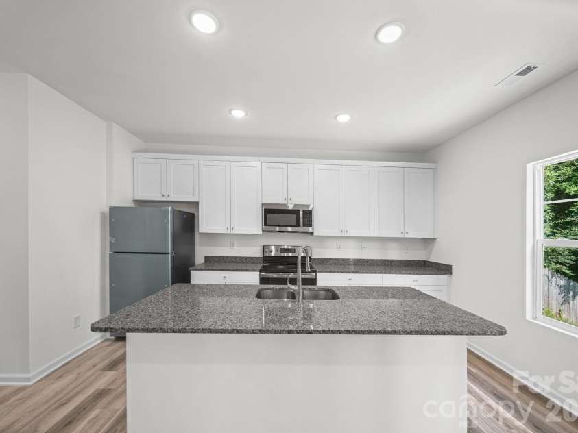 7725 Lane Drive, Charlotte, NC 28212.  MLS# CAR4395827, YatesRealty ID 47342. Kitchen