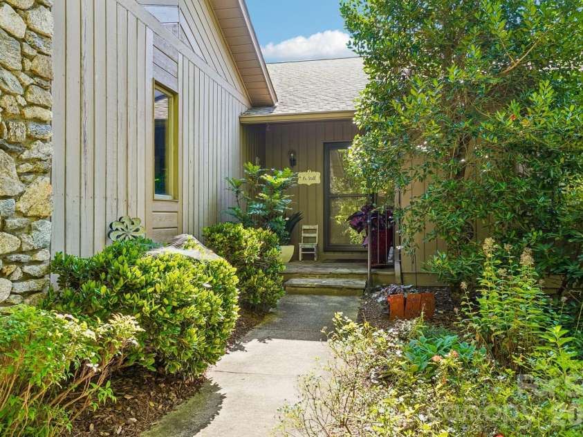 15 Stony Ridge, Asheville, NC 28804.  MLS# CAR4413777, YatesRealty ID 47343. 