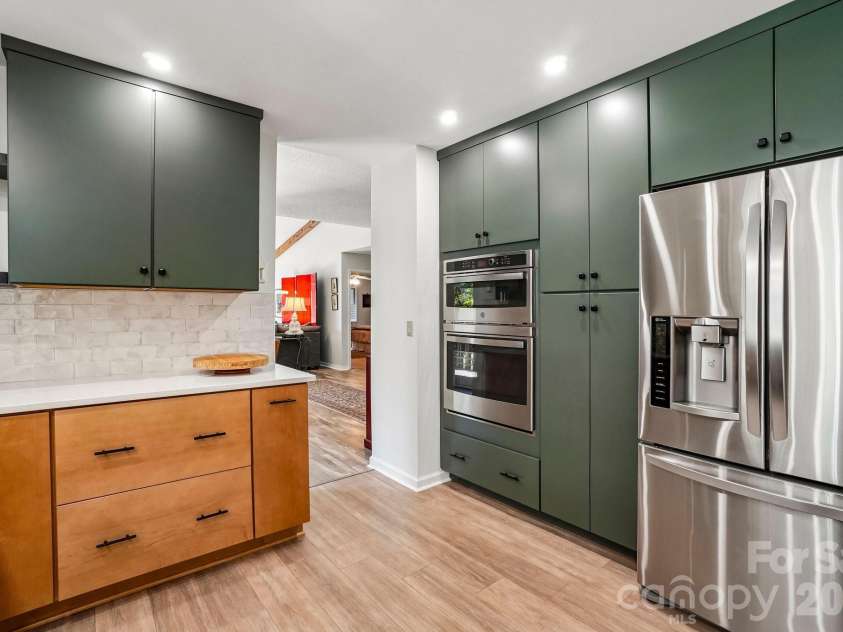 15 Stony Ridge, Asheville, NC 28804.  MLS# CAR4413777, YatesRealty ID 47343. 