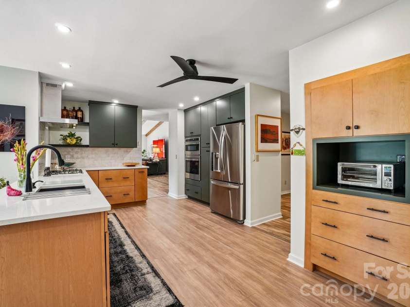 15 Stony Ridge, Asheville, NC 28804.  MLS# CAR4413777, YatesRealty ID 47343. 