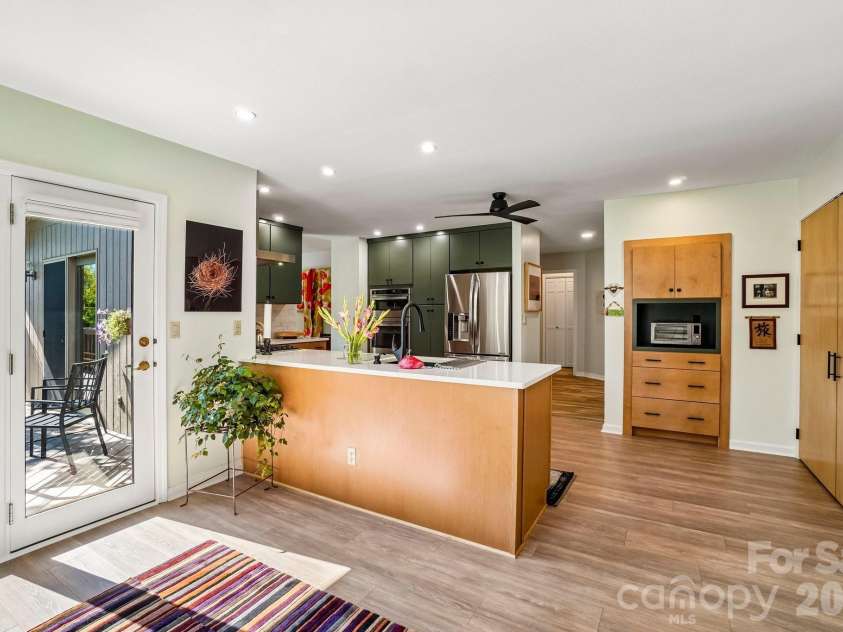 15 Stony Ridge, Asheville, NC 28804.  MLS# CAR4413777, YatesRealty ID 47343. 
