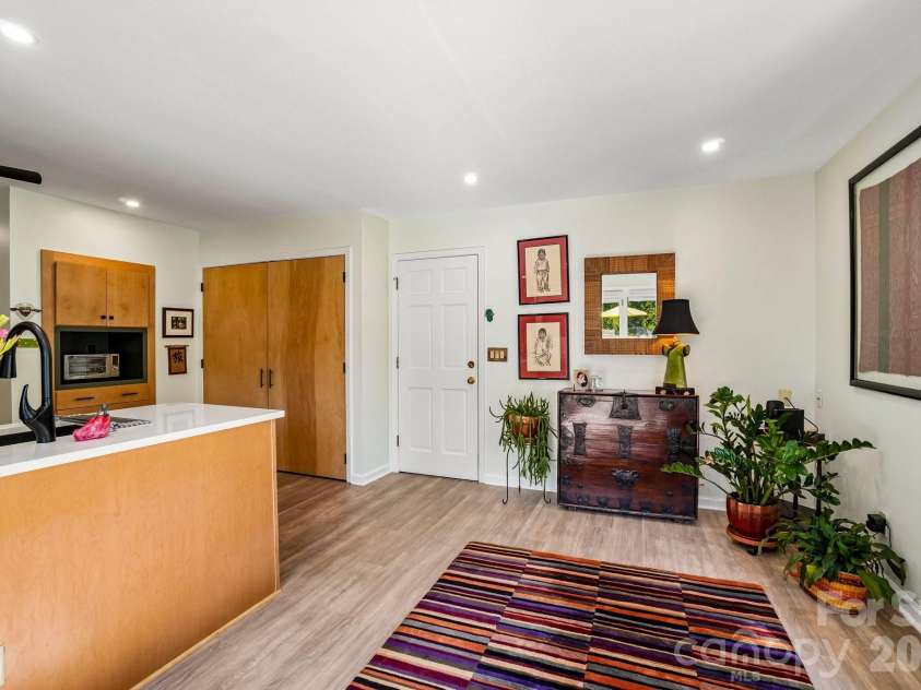15 Stony Ridge, Asheville, NC 28804.  MLS# CAR4413777, YatesRealty ID 47343. 
