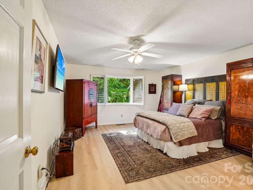 15 Stony Ridge, Asheville, NC 28804.  MLS# CAR4413777, YatesRealty ID 47343. 