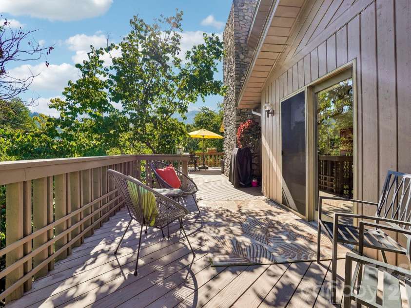 15 Stony Ridge, Asheville, NC 28804.  MLS# CAR4413777, YatesRealty ID 47343. 